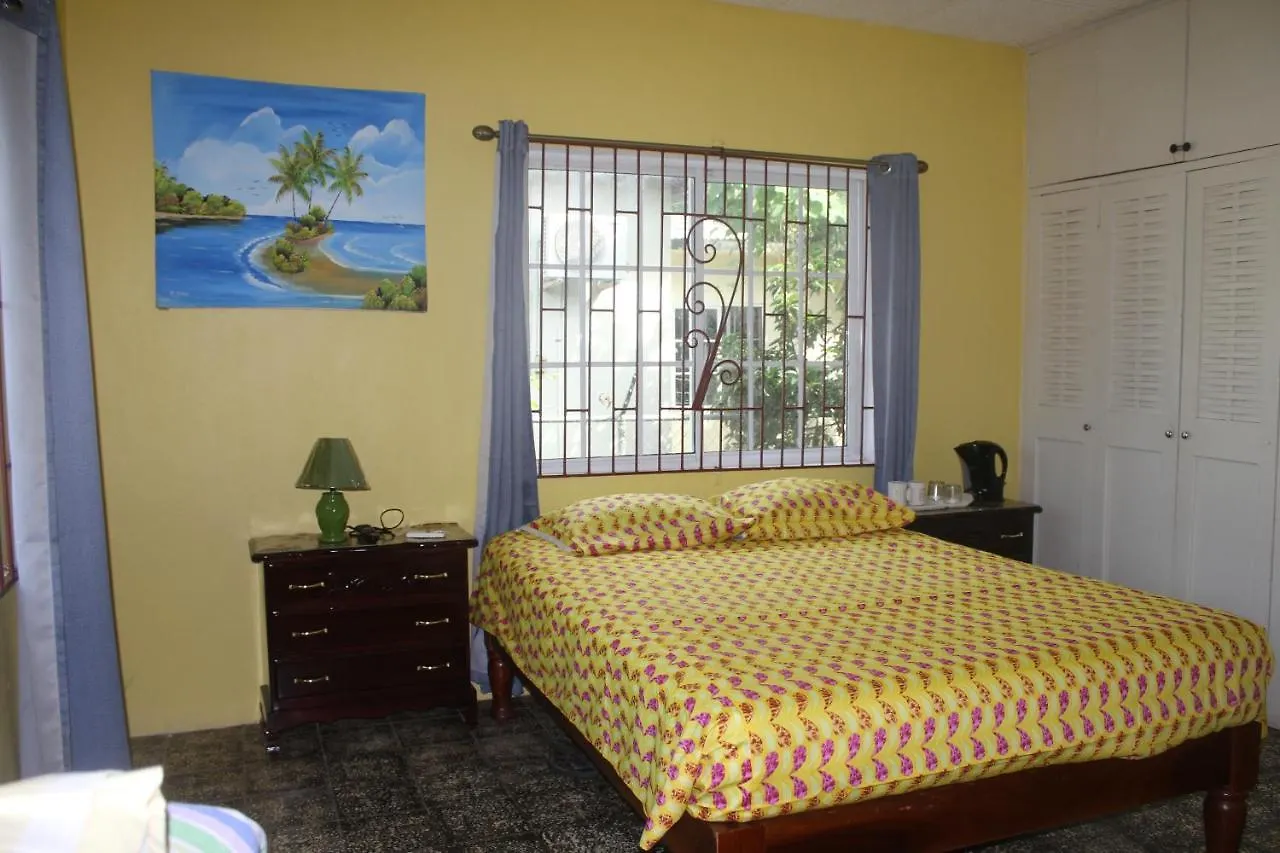 Ritashomeawayfromhome Ocho Rios 2*,